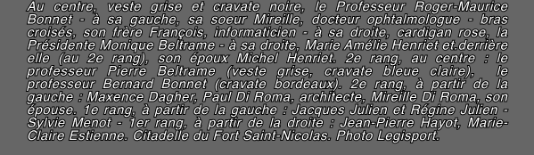 Au centre, veste grise et